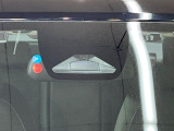 【ホンダセンシング】走行中に前方の車両等を認識し、衝突しそうな時は警報とブレーキで衝突回避と被害軽減をアシスト。より安全にドライブをお楽しみいただけます。