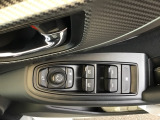 電動格納式ドアミラーのスイッチは運転席ドアにあります。