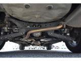 車両後方からの下回りです。マフラー防錆塗装や下回り防錆施工等も可能でございます。