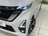 【LEDヘッドライト】悪天候や夜間走行時も良好な視界を確保し安心して運転できる高輝度LEDヘッドライトを装備!点灯速度が早く、消費電力も抑えられています。