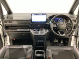 車内は光触媒抗菌消臭施工済です。インパネ周りはスタイリッシュなデザインで機能や装備も充実しています。グローブボックスやカップホルダーのほかにトレーなどたくさんの収納スペースが付いています。