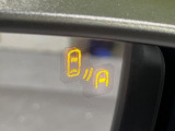 【ブラインドスポットモニタリング】走行中、ドアミラーの死角になりやすい箇所に後続車が接近するとサイドミラー付近に警告を表示、ドライバーに注意喚起をしてくれます。
