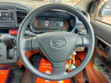 毎日触れるハンドル部分はこちら。運転手を守るエアバックも装備しているので、安心してお乗りいただけます。