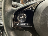 ステアリングスイッチがついていますので、オーディオのチャンネル変更、ボリューム、ジャンル変更が操作可能です。ハンドルから手を離さず安全に操作できます。