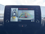 真上から見下ろしたような視点で車とその周囲を確認出来る画面と、車両後方を映し出すバックモニター画面の2つを表示してくれます。