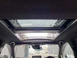 室内に心地いい解放感を。パノラマムーンルーフ付きです。キャンプで星空を眺められます!