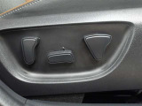 運転席はパワーシートなのでお好みのドライビングポジションに調整可能です♪