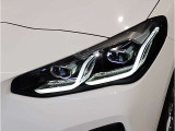 【LEDヘッドライト】先進のLEDテクノロジーを採用。放射される白色光の周波特性は太陽光に近く、バイキセノン・ヘッドライトを上回るコントラストで更に明るく輝きます!