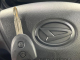 【キーレス】少し離れた場所からでもボタン一つでドアの開錠・施錠ができるのでとっても便利!ドアの鍵穴周りに傷をつけることもありません♪