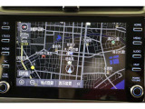 スマホやiPhoneと連携し、対応アプリを表示させて使うディスプレイオーディオ。使い慣れた従来のトヨタ車載ナビが利用できるエントリーナビキットを装着しています。