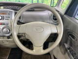 インテリアに合わせたデザインのステアリングは、運転される方のことも考え、運転しやすい形状、大きさです。是非一度、実際に触ってお確かめください。