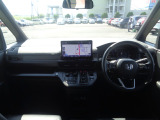 大きなフロントガラスで広々とした視界の運転席まわりです。