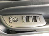電動格納式ドアミラーのスイッチは運転席ドアにあります。