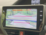 【バックカメラ】駐車時に後方がリアルタイム映像で確認できます。大型商業施設や立体駐車場での駐車時や、夜間のバック時に大活躍!運転スキルに関わらず、今や必須となった装備のひとつです!