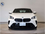 【BMWの伝統】BMWの特徴的な“キドニーグリル”は、80年以上続く伝統の形でございます。変わらないこだわりのデザインが、プレミアムブランド“BMW”を創り出します。