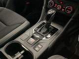 運転席周辺のスマートなレイアウトが、操作のしやすさを実現。快適なドライブをサポートします。手元で操作ができる、電子制御パーキングブレーキ。