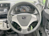 インテリアに合わせたデザインのステアリングは、運転される方のことも考え、運転しやすい形状、大きさです。是非一度、実際に触ってお確かめください。