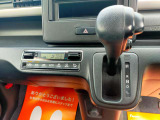快適な温度を保ってくれるオートエアコンとインパネオートマです。どちらも操作がしやすい位置にあります。