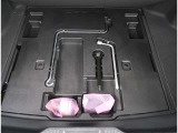 【トランク】フロア下には車載工具とパンク修理キットがあります。