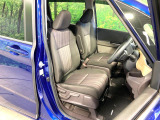 運転席まわりには十分なスペースがあり、大柄な方でもゆったり運転していただける環境です。