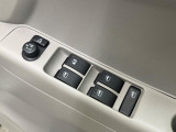 【電動格納ミラー】サイドミラーは電動格納式となっており、狭い駐車場でもキズがつくリスクを抑えられます。