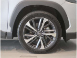 純正のアルミホイール装着車です。タイヤサイズは225/50R18です。
