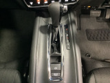 CVT車のセレクトレバーです。低速から高速まで、変速ショックのないスムーズな走りと、エンジン効率のよい領域を維持して燃費にも貢献します。サイドブレーキはスイッチ操作の電子制御パーキングブレーキです。