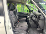 運転席まわりには十分なスペースがあり、大柄な方でもゆったり運転していただける環境です。