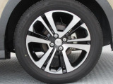17インチアルミホイール。タイヤサイズは195/60R17。納車時に新品タイヤ4本を交換致します。
