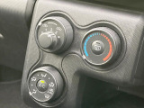 寒い冬も暑い夏も全席に快適な空調を届けてくれる、ダイヤル式エアコンを装備♪