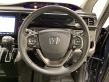 ハンドルにHondaセンシング系のクルーズコントロールやレーンキープアシストなどのスイッチと、オーディオの操作スイッチが装備されています。ハンドルから手を離さず安全に操作できます。
