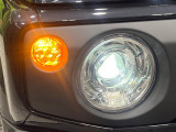 【LEDヘッドライト】悪天候や夜間走行時も良好な視界を確保し安心して運転できる高輝度LEDヘッドライトを装備!点灯速度が早く、消費電力も抑えられています。