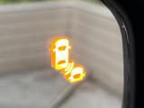 【ブラインドスポットモニタ】レーダーにより隣車線の車両を検知。車両を検知した側の表示灯が点灯。車両を検知している側に車線変更をしようとした場合、ブザーと表示で危険をお知らせします。