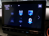 CD、DVD、Bluetooth、AM、FM、AUX、スマートフォン接続ができます。