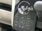 【オートエアコン】一度お好みの温度に設定すれば、車内の温度を検知し風量や温度を自動で調整。暑い…寒い…と何度もスイッチ操作をする必要はありません。快適な車内空間には必須の機能ですね♪