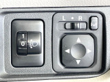 【電動格納ミラー】サイドミラーは電動格納式となっており、狭い駐車場でもキズがつくリスクを抑えられます。