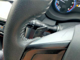 パドルシフトついてます。AT車のハンドル裏側に設置されたレバーを操作して、手動でギアチェンジができます。AT車では自動で変速しますが、パドルシフトを使用することで、MT車のような運転ができます