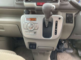 オートマチックドライブです。駐車ブレーキは左足での踏み込み式です