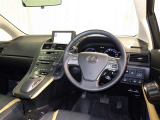 運転の際、常に目にする部分だけにシックで飽きのこないデザインが良いですね。
