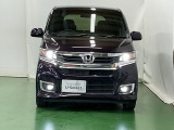 ディスチャージヘッドライト【HID】を装備していますのでとても明るく、夜間の走行や雨の日も安全・安心です。オートライトコントロール付きで周囲の明るさに応じて自動で点灯・消灯します。