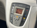 【オートエアコン】一度お好みの温度に設定すれば、車内の温度を検知し風量や温度を自動で調整。暑い…寒い…と何度もスイッチ操作をする必要はありません。快適な車内空間には必須の機能ですね♪