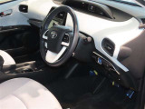 高いホールド性で運転姿勢が安定します。長距離ドライブでも疲れにくいのが魅力です。快適なドライビングライフをお送りください♪