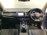 車内は光触媒抗菌消臭施工済です。インパネ周りはスタイリッシュなデザインです。グローブボックスやカップホルダーのほかにトレーなどたくさんの収納スペースが付いています。
