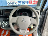 毎日触れるハンドル部分はこちら。安全を守るエアバックも装備しているので、安心してお乗りいただけます。