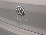 リアカメラがVWエンブレムに内蔵されています。ギアをリバースに入れると車両後方の映像が映しだされます。
