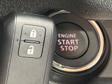 【キーレススタートシステム】カバンやポケットに入れたままでもドアの施錠・解錠が可能なスマートキーを装備。エンジンのオン・オフ時もカギを取り出す必要が無いからとっても便利です♪