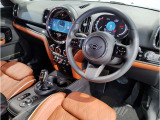 MINIの内装はとにかく『円』に拘ったデザインコンセプトが一目で伝わってきます。これほど円形に拘った車は他に御座いません。伝統のデザイン、トグルスイッチなど遊び心のある内装で御座います。