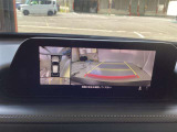 【360°ビュー・モニター】駐車場や見通しの悪い交差点、狭い道のすれ違いなどドライバーからは見えない「死角」をなるべく見えるようにすることで、安心・安全・快適な運転をサポートします。