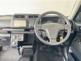シンプルな運転席周りです。インパネ周りの各操作スイッチ類も使いやすいよう配置されています!