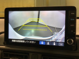 リバースギアに入れるだけで後方の表示へ切り替わります。夜間や雨の日の駐車も楽になりますよ。
